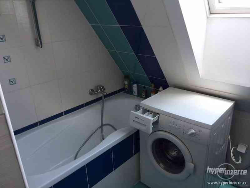 Podkrovní byt 1+kk (60m2) v rodinném domku - foto 7