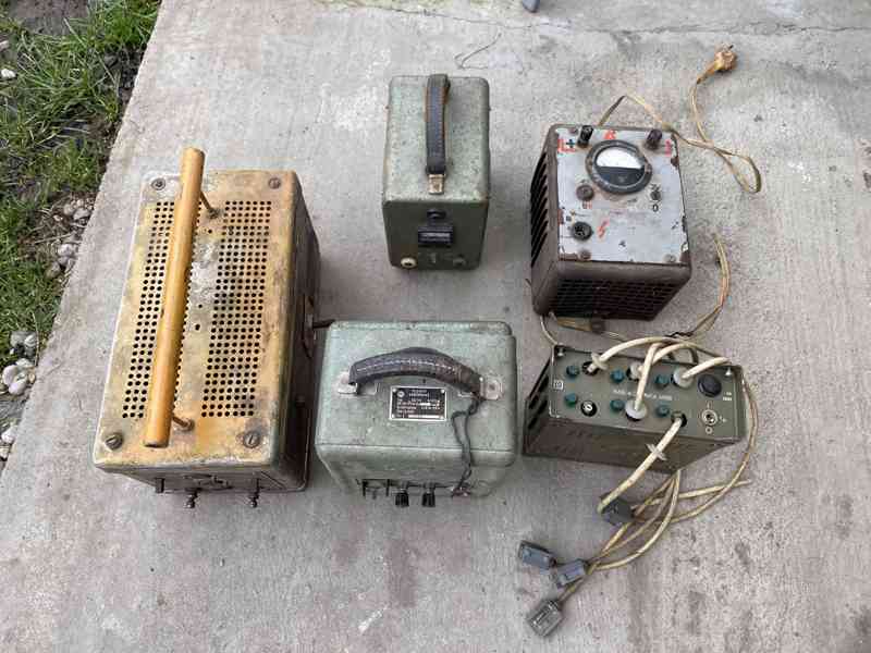 Stará elektronika, selenový usměrňovač, nabíječ NiCd a další - foto 1