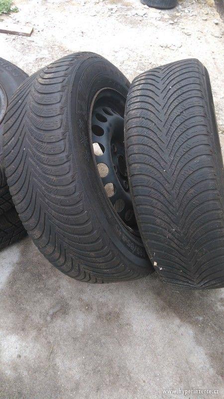 Zimní pneu Barum + Michelin , včetně disků - foto 2