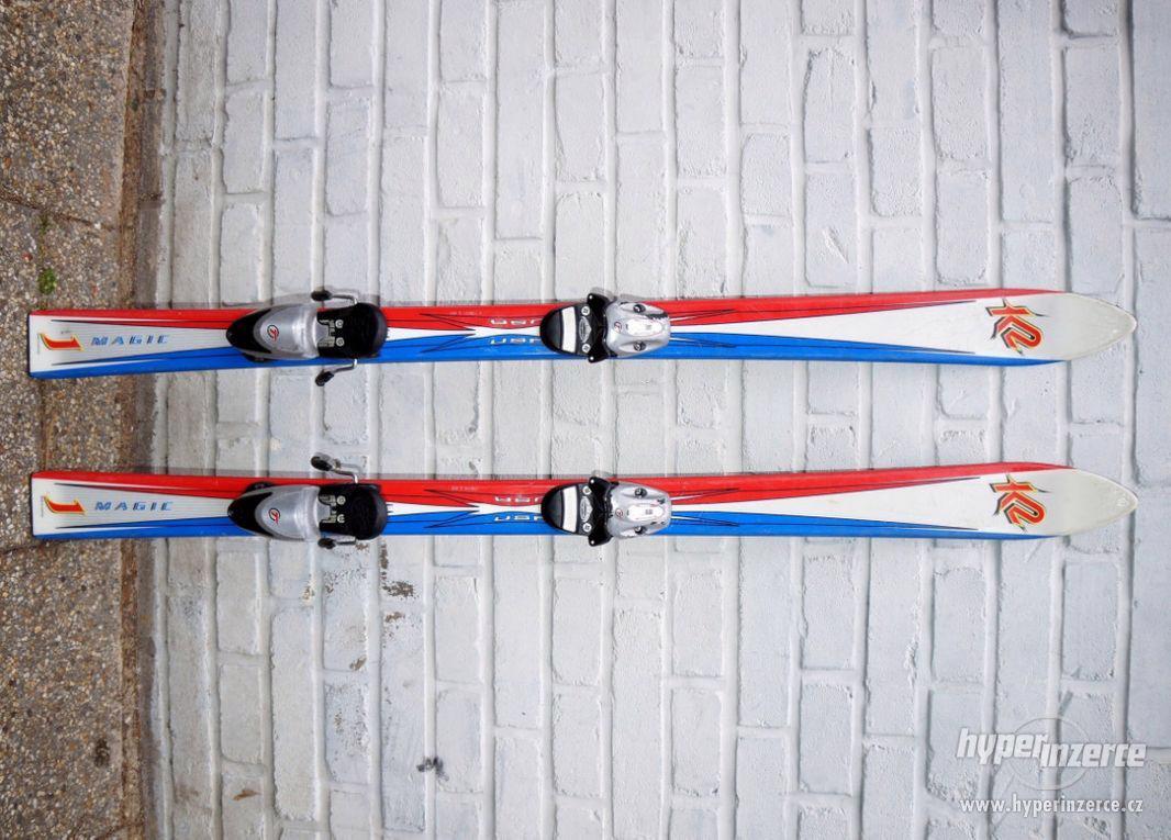 Carvingové dětské lyže 130 cm K2 USA, málo jeté. - foto 1