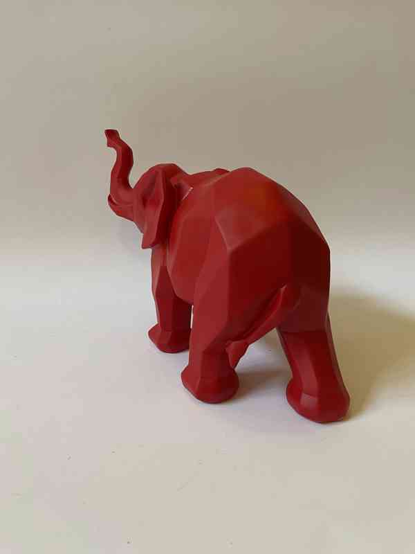 Červený slon - socha - foto 2