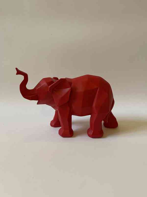 Červený slon - socha