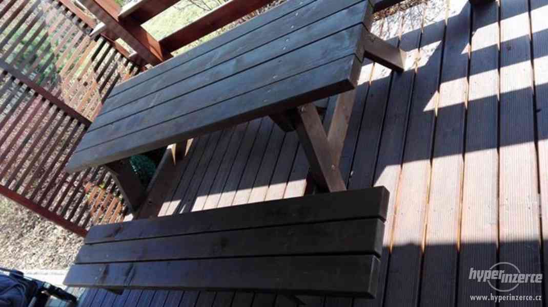 Dřevěný zahradní stůl s lavicemi - pivní set - foto 1