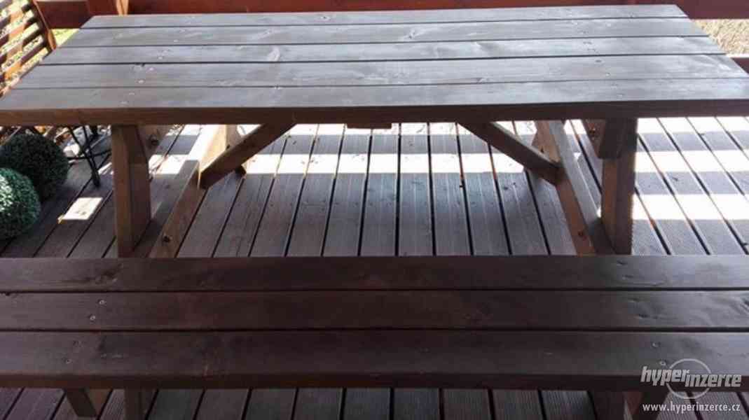 Dřevěný zahradní stůl s lavicemi - pivní set - foto 2