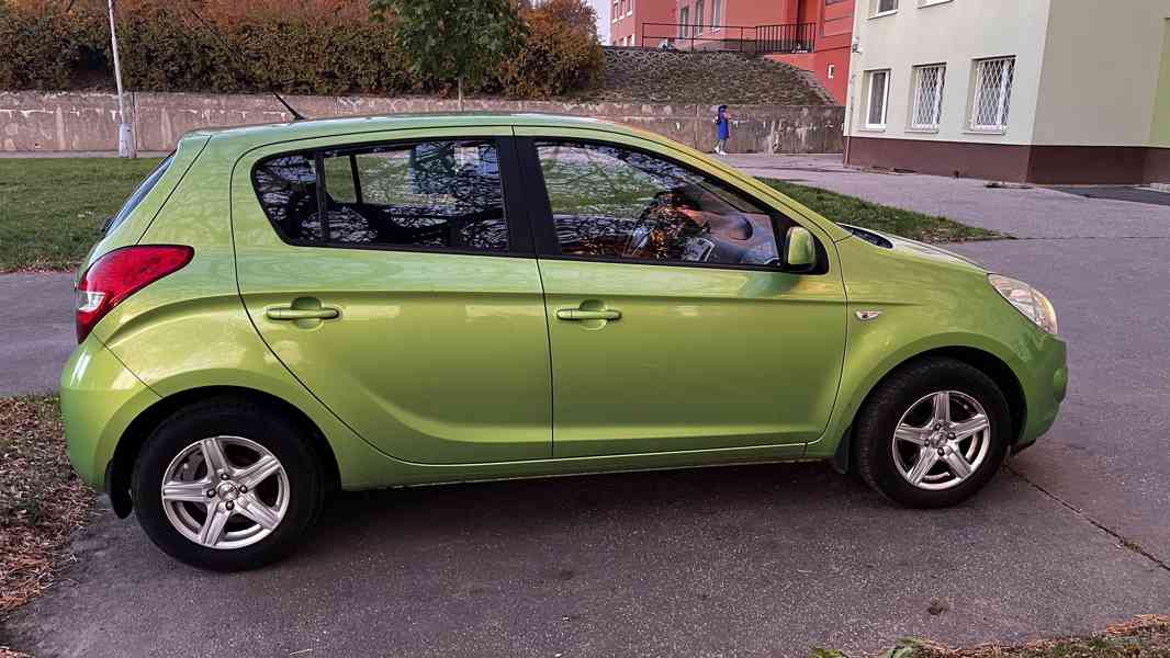 Hyundai i20 1,2 57 kW 2011, STK 03/27 - foto 5