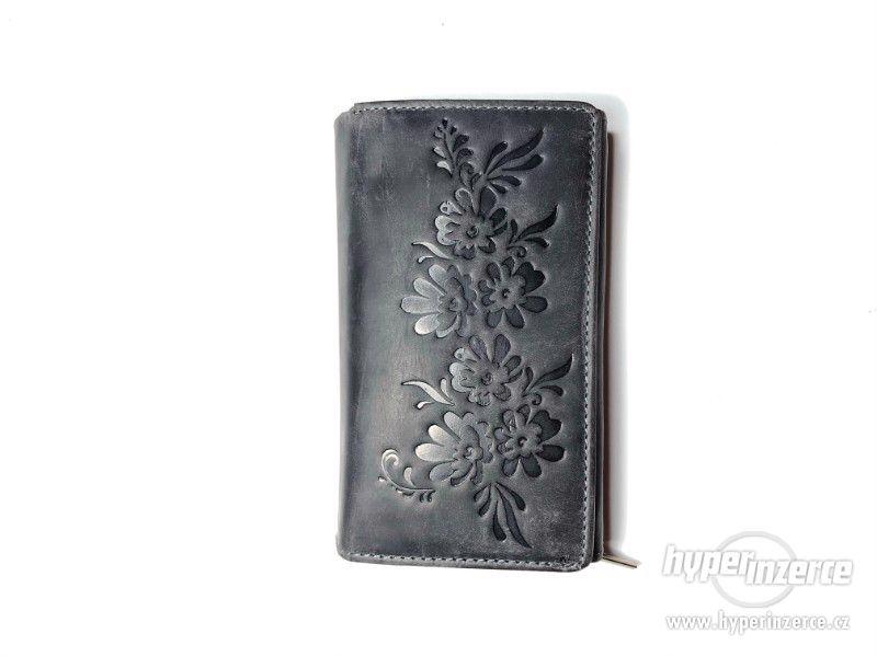 Dámská kožená peněženka s motivem květin - foto 1