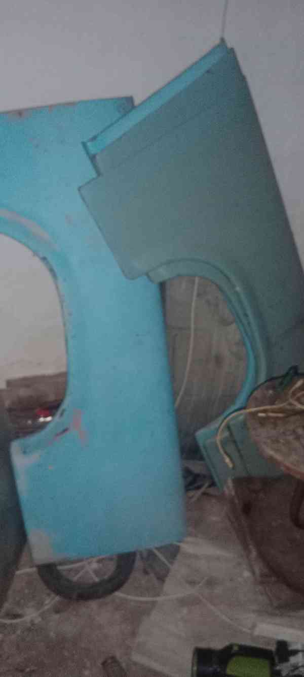 Trabant celi i s doklady   a další dili karoserie  - foto 1