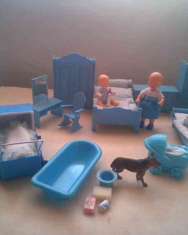 Retro nábyteček s panenkami - foto 3