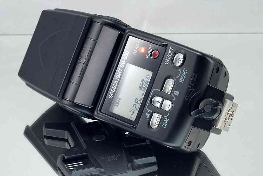 Nikon SPEEDLIGHT SB 600 **i-TTL*Směrné číslo: 30 - foto 6