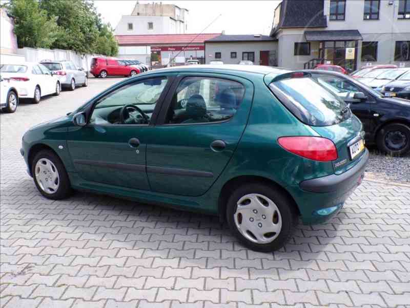 Peugeot 206 1,1 i KLIMATIZACE-HNED ODJÍŽDÍTE - foto 4