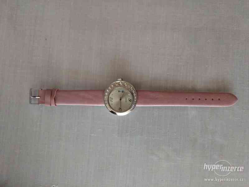 Nové dámské hodinky, řemínek v růžové barvě - foto 1