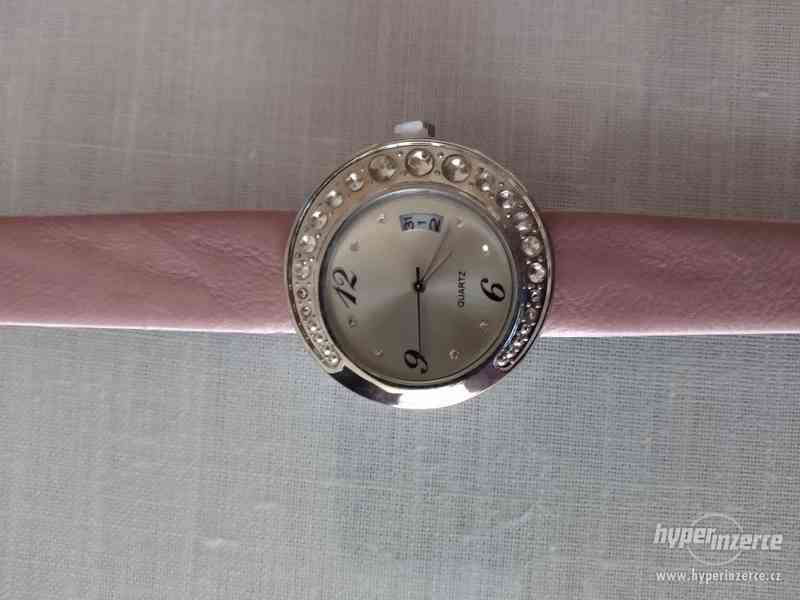 Nové dámské hodinky, řemínek v růžové barvě - foto 2