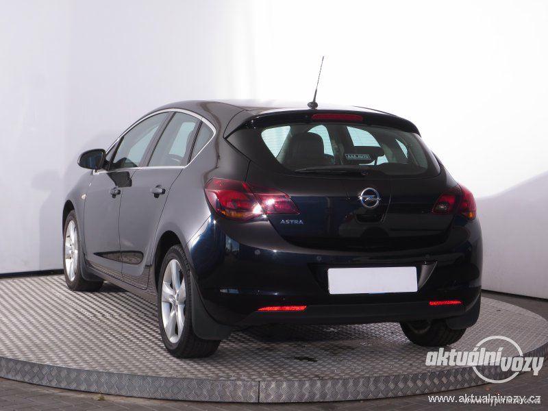 Opel Astra 1.4, benzín, rok 2010 - foto 2