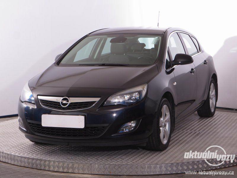 Opel Astra 1.4, benzín, rok 2010 - foto 9