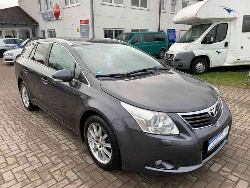 Toyota Avensis Combi 2.2 D Cat Executive autobazar.hyperinzerce.cz