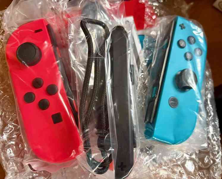 Nintendo Joy-Cony s dockem a obal - foto 2