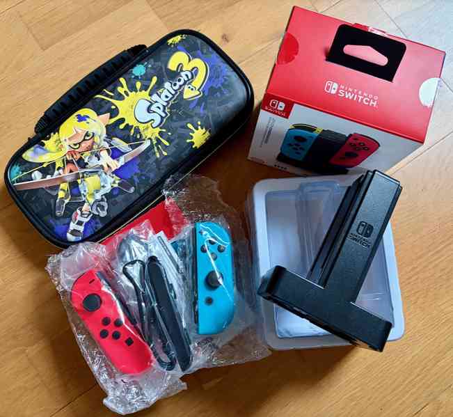 Nintendo Joy-Cony s dockem a obal - foto 4