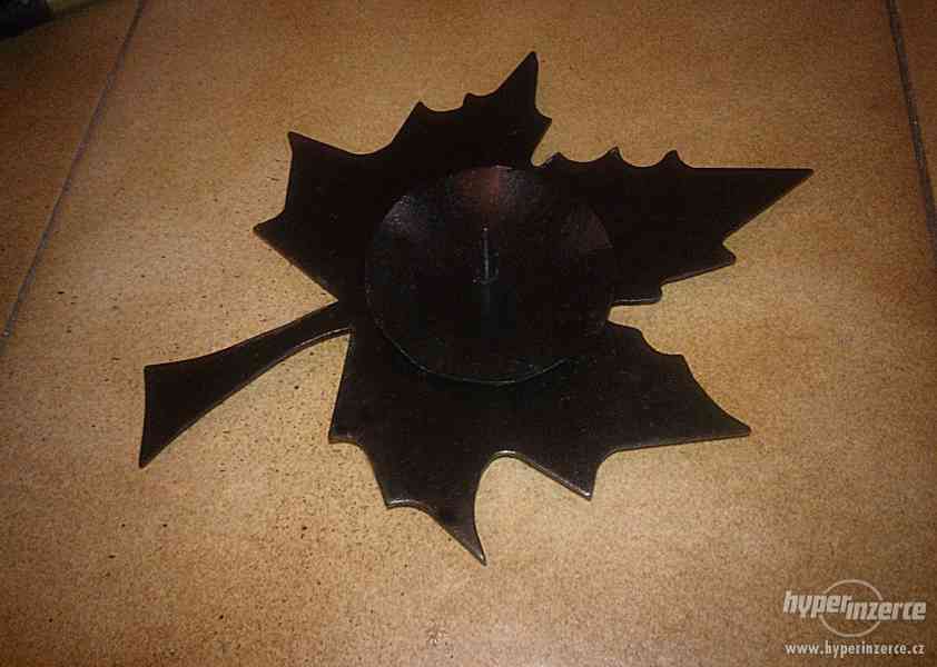 Starý kovový svícen ve tvaru listu - foto 1