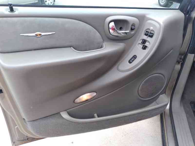 CHRYSLER GRAND VOYAGER 2.8 CRD LIMITED AT,AC,ČR,7 MÍST - foto 32