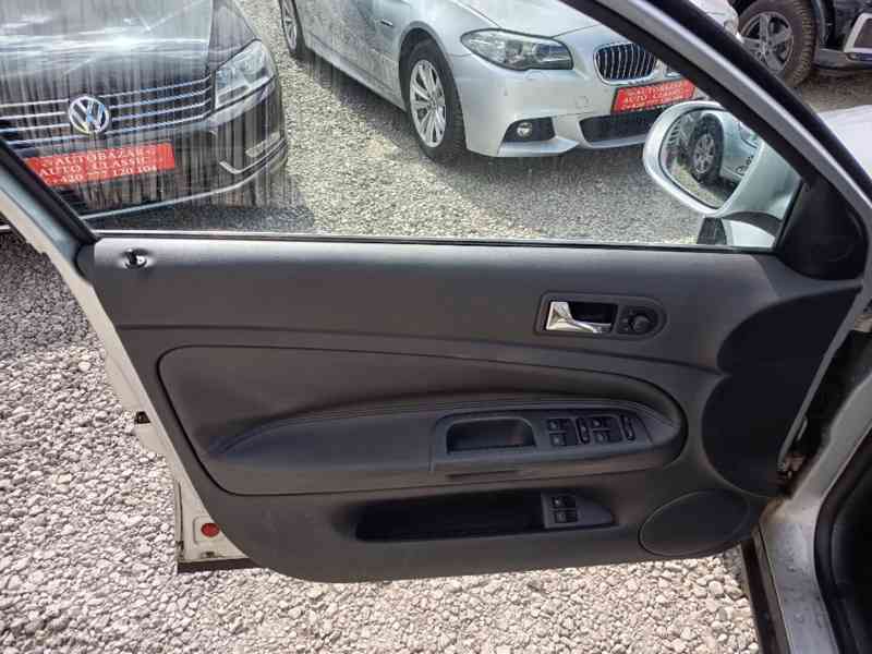 VOLKSWAGEN Passat Variant 1,9TDI 4Motion Highline 96KW - foto 17