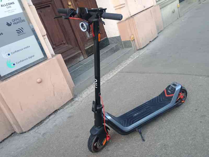 Ekoloběžka NIU KQi3 Max – 38 km/h, dojezd 65 km, výkon 900 W - foto 2