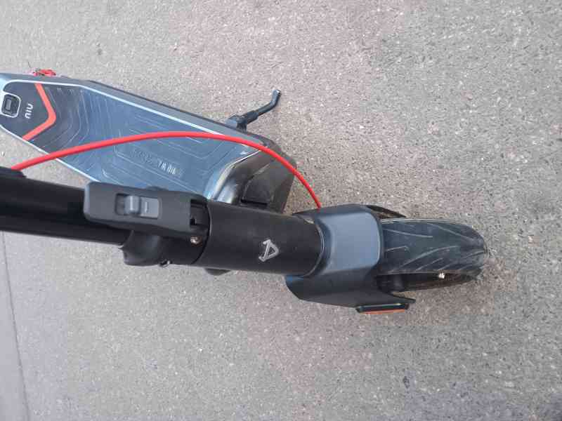 Ekoloběžka NIU KQi3 Max – 38 km/h, dojezd 65 km, výkon 900 W - foto 8