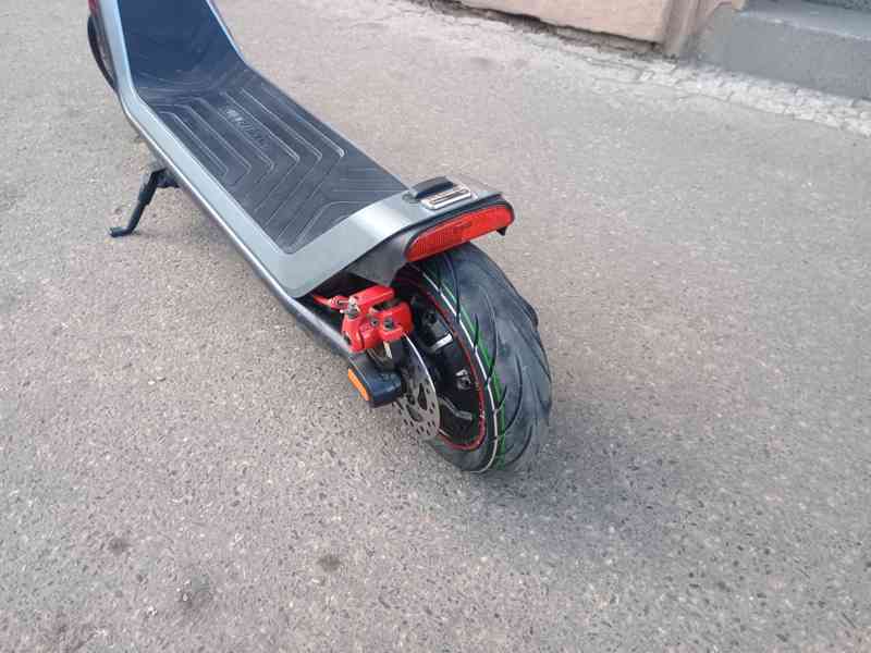 Ekoloběžka NIU KQi3 Max – 38 km/h, dojezd 65 km, výkon 900 W - foto 5