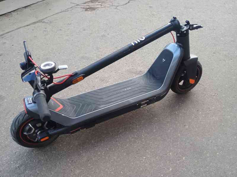 Ekoloběžka NIU KQi3 Max – 38 km/h, dojezd 65 km, výkon 900 W - foto 4