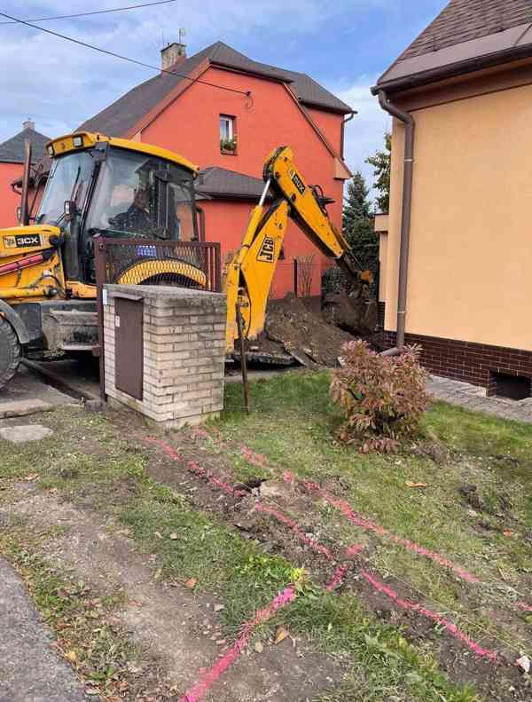 Výkopy základových pasů pod oplocení, Bagr Uhlíř - foto 2