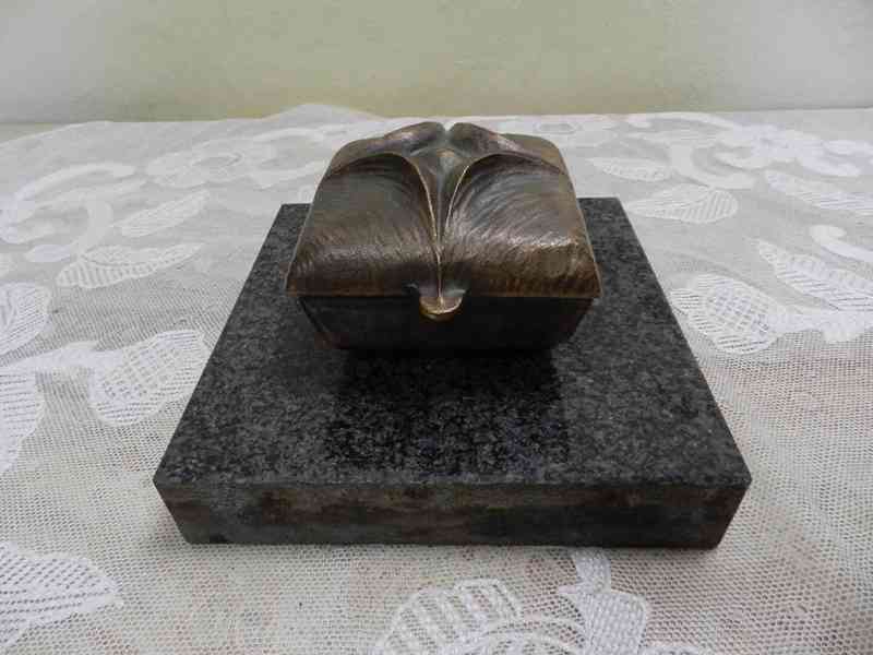 Bronzový Objekt na kamenném podstavci - foto 1