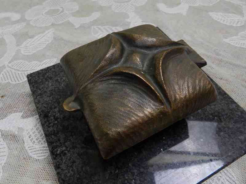 Bronzový Objekt na kamenném podstavci - foto 3