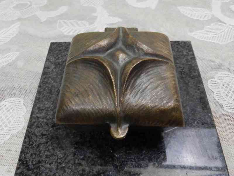 Bronzový Objekt na kamenném podstavci - foto 2