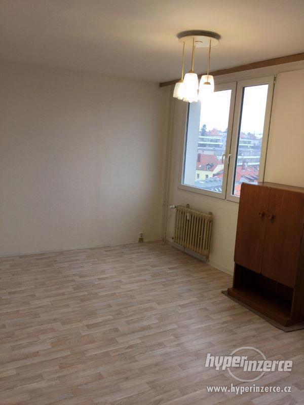 VÝHLED Pronájem bytu 2+1 s balkónem - Radimova, Břevnov - foto 2