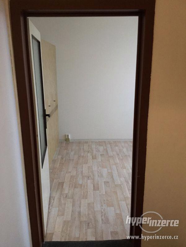 VÝHLED Pronájem bytu 2+1 s balkónem - Radimova, Břevnov - foto 3
