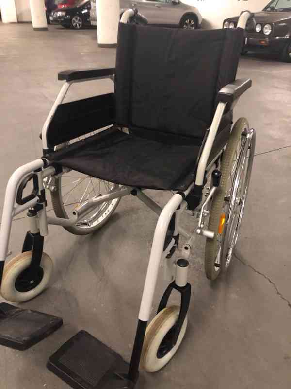 invalidní vozík meyra , skládací s brzdama pro doprovod -