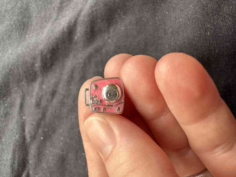 Růžový fotoaparát přívěsek na Pandora náramek - foto 1