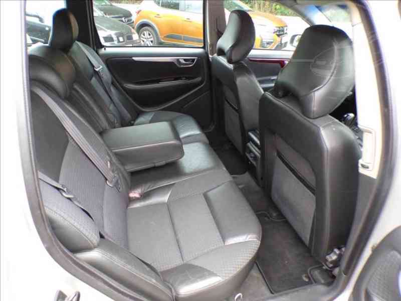 Volvo V70 2,4 D5 TAŽNÉ ZAŘÍZENÍ,XENONY - foto 10