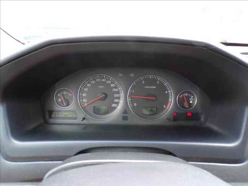Volvo V70 2,4 D5 TAŽNÉ ZAŘÍZENÍ,XENONY - foto 6