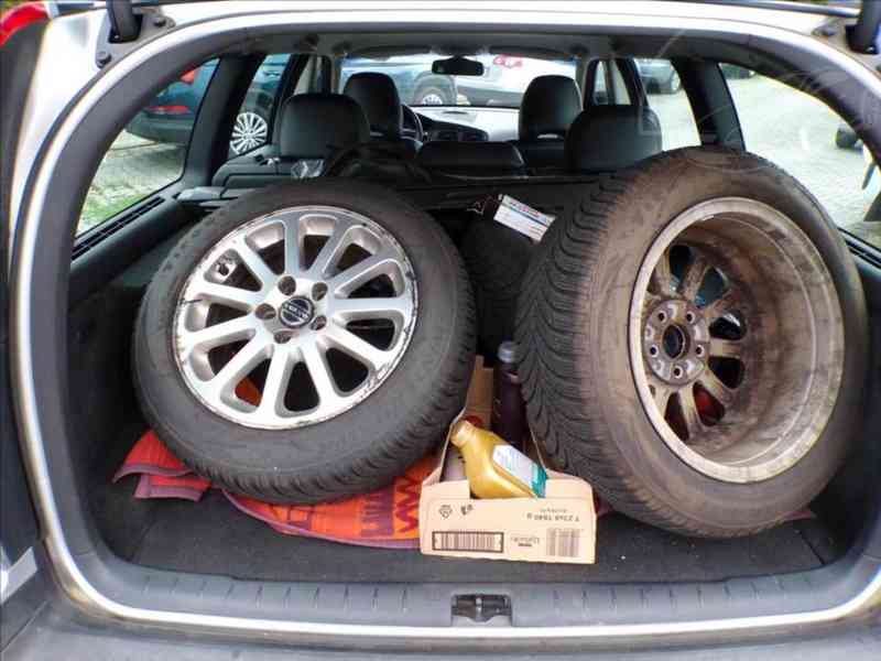 Volvo V70 2,4 D5 TAŽNÉ ZAŘÍZENÍ,XENONY - foto 9