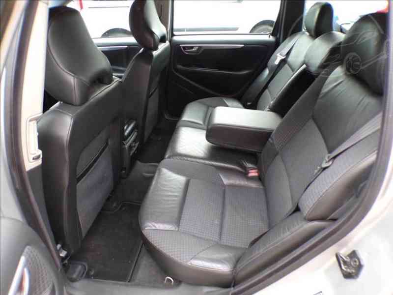 Volvo V70 2,4 D5 TAŽNÉ ZAŘÍZENÍ,XENONY - foto 8