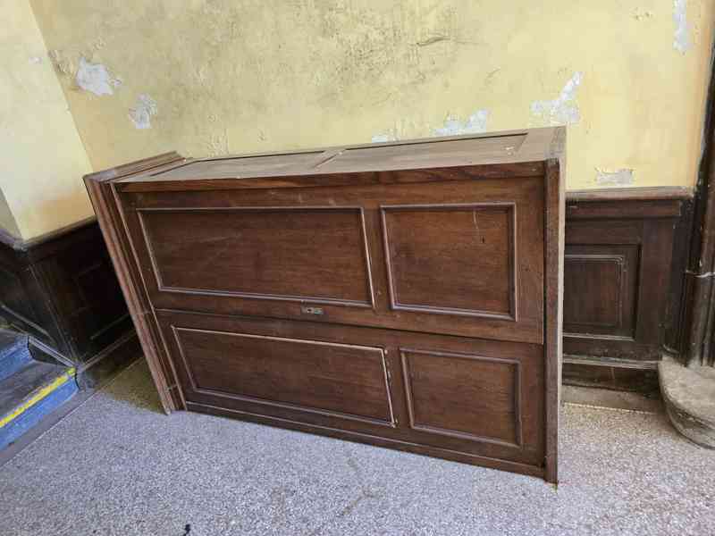 STAROŽITNÝ NÁBYTEK - foto 1