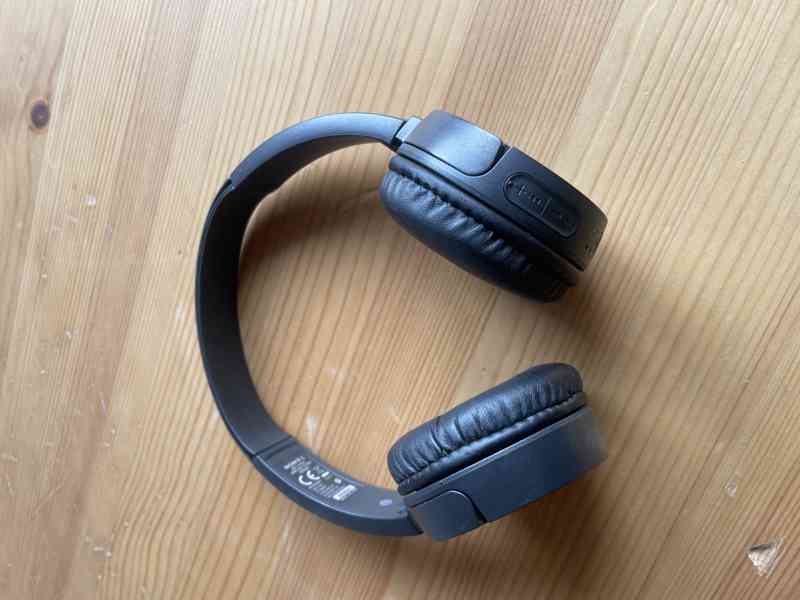 Bezdrátová Bluetooth sluchátka Sony – černá + nabíječka