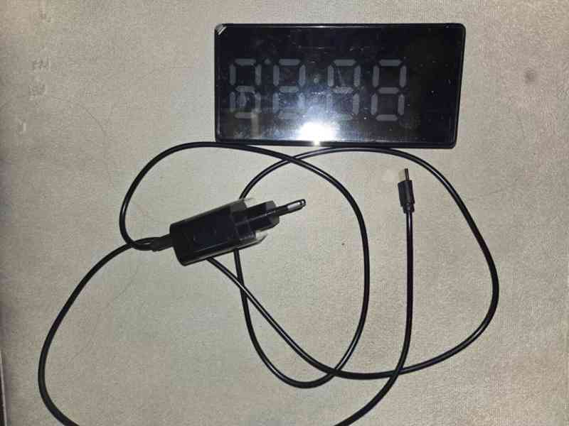 Digitální hodiny se krytou Full HD IP kamerou - B19