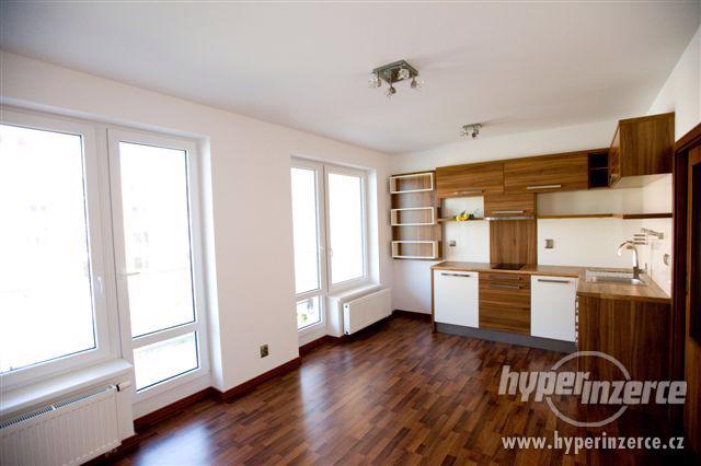 Pronájem designového bytu 1+kk/B Praha 14 Černý Most ul. Dob - foto 5
