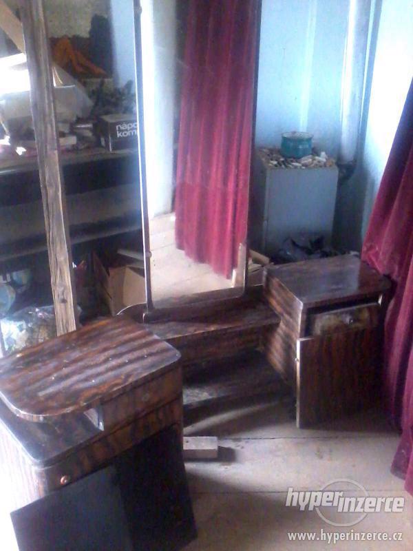 Starý nábytek, křesla, skříně - foto 3