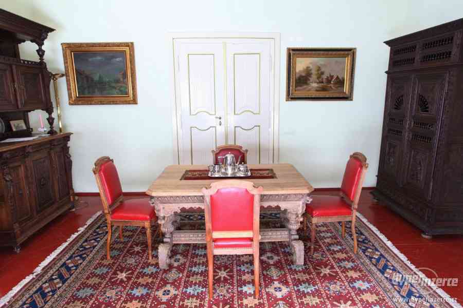 Bohatě řezbovaný stůl Dolfijn z 19. století