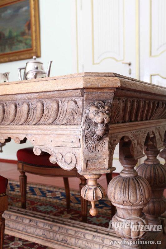 Bohatě řezbovaný stůl Dolfijn z 19. století - foto 2