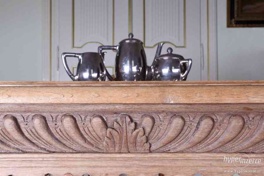 Bohatě řezbovaný stůl Dolfijn z 19. století - foto 3