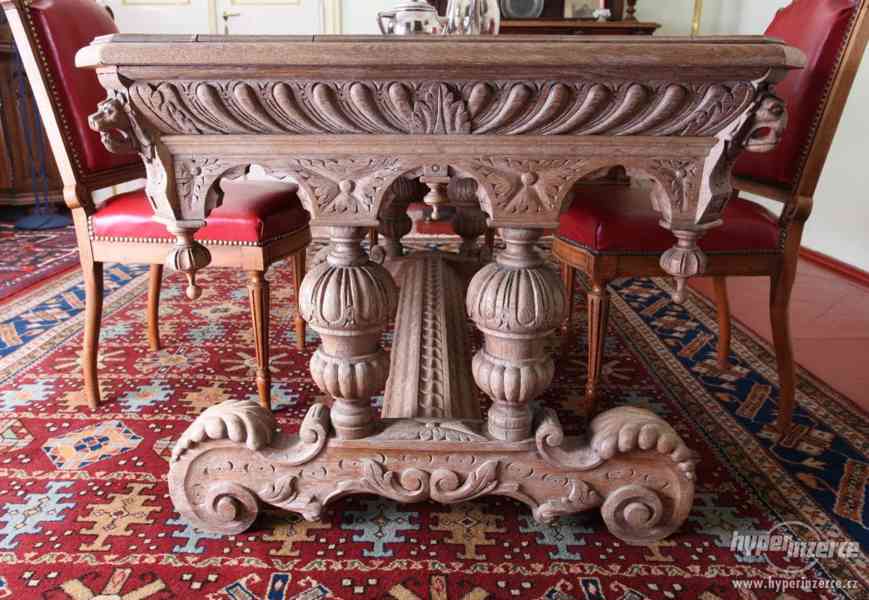 Bohatě řezbovaný stůl Dolfijn z 19. století - foto 4
