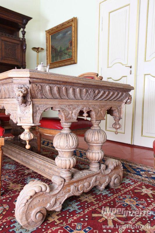 Bohatě řezbovaný stůl Dolfijn z 19. století - foto 5